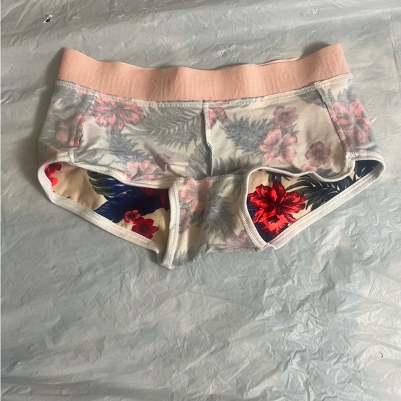 Pink Low Rise Hawaii Print Panties - Picture 10 of 16